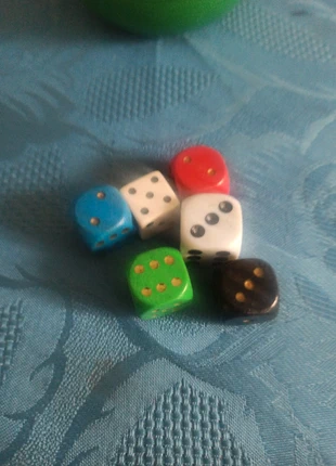 Lot de 6 dès de couleur et taille différentes, marke: Des, zustand: Sehr gut, 5,00 €, 5,95 € inklusive Vinted-Käuferschutz