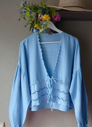 🌿 Blouse bleu à noeud dentelle en gaze de coton-TU du 38 au 40🌿, merk: Boutique Parisienne, staat: Heel goed, maat: M / 38 / 10, € 22,00, € 23,80 inclusief Kopersbescherming Pro