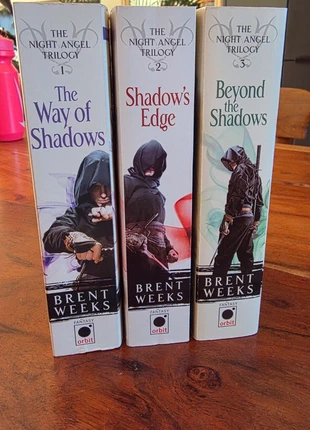 The Night Angel Trilogy by Brent Weeks Complete Set, staat: Heel goed, € 25,00, € 26,95 inclusief Kopersbescherming