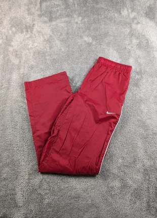 Pantalon Nike rouge Solo Swoosh logo brodé blanc - S, marque: Nike, état: Très bon état, taille: S / 36 / 8, 25,00 €, 26,95 € Protection acheteurs incluse