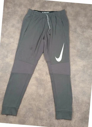 Jogging / trackpant Nike gris avec ouverture en bas de jambe taille M, marke: Nike, zustand: Sehr gut, größe: M, 19,90 €, 21,60 € inklusive Vinted-Käuferschutz