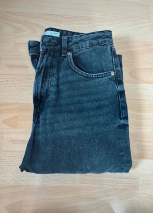 Jean mom 34, merk: Bershka, staat: Heel goed, maat: XS / 34 / 6, € 5,00, € 5,95 inclusief Kopersbescherming