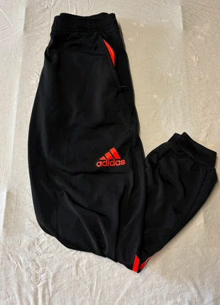Pantalon de jogging Adidas noir avec bande et logo orange - Taille M, marque: adidas, état: Bon état, taille: M, 10,00 €, 11,20 € Protection acheteurs incluse