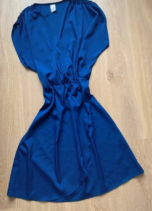 Robe bleue satinée de la marque Vila taille 40, merk: Vila, staat: Heel goed, maat: L / 40 / 12, € 8,00, € 9,10 inclusief Kopersbescherming