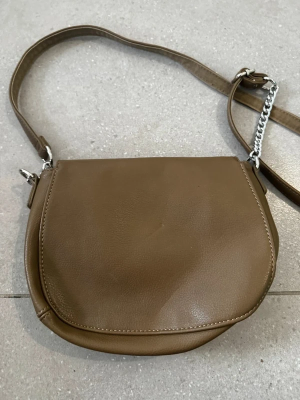 Sac à bandoulière marron David Jones, très bon état mais un petit défaut à l'arrière 22x16cm - photo numéro 3