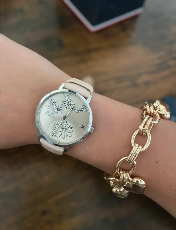 Montre argenté et rose poudré femme motifs fleurs marque Tommy Hilfiger - photo numéro 11
