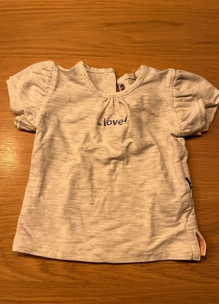 Prenatal shirtje meisje korte mouw lichtgrijs 56, marca: Prénatal, estado: Muito bom, tamanho: 1-3 meses / 56 cm, €1.00, €1.75 inclui Proteção do Comprador