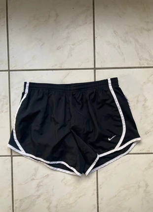 Short running Nike taille XS couleur noir, marke: Nike, zustand: Sehr gut, größe: XS / 34 / 6, 12,00 €, 13,30 € beinhaltet Vinted-Käuferschutz Pro