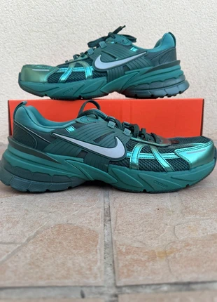 📢 À vendre : Nike V2K Run ‘Summit White Metallic Silver’ (FD0736-100) 📢, marque: Nike, état: Neuf sans étiquette, taille: 44,5, 69,00 €, 73,15 € Protection acheteurs incluse