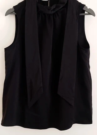 dun zwart glanzend mouwloos topje met 2 bindlinten voor rond de hals Mango L, marque: Mango, état: Très bon état, taille: L / 40 / 12, 6,00 €, 7,00 € Protection acheteurs incluse