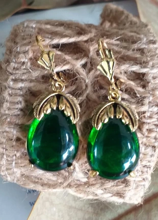 Art Nouveau, Art Deco Antiqued Gold Brass Earrings with Emerald Green Resin Drops, marca: Belle Époque, estado: Muy bueno, 10,00 €, 11,20 € Protección al comprador incluida