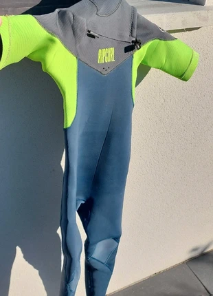 Combinaison surf Rip Curl Dawn Patrol 2/2mm 10 ans, marque: Rip Curl, état: Très bon état, taille: 10 ans / 140 cm, 50,00 €, 53,20 € Protection acheteurs incluse