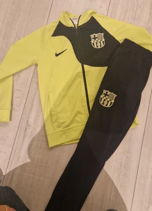 Trainingspak F. C. Barcelona 128/134, merk: FC Barcelona, staat: Nieuw zonder prijskaartje, maat: 8 jaar / 128 cm, € 20,00, € 21,70 inclusief Kopersbescherming