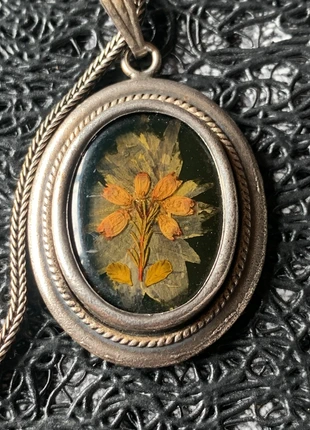 Superbe collier ancien avec grand médaillon reliquaire petites fleurs séchées, brand: Vintage, condizioni: Ottime, €35.00, €37.45 include la Protezione acquisti