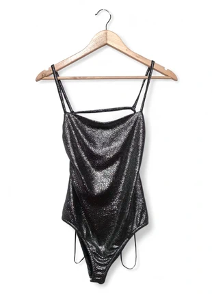 Bershka Sparkly Silver Body, merk: Bershka, staat: Heel goed, maat: XS / 34 / 6, € 10,00, € 11,20 inclusief Kopersbescherming