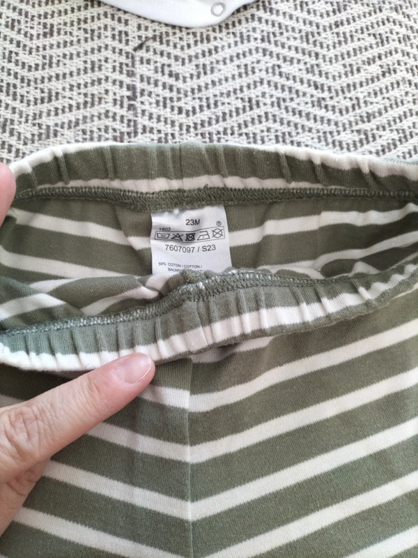 Short 23 mois très bon état - photo numéro 2