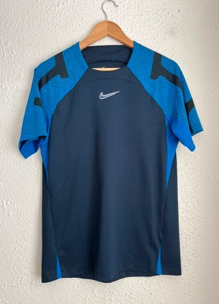 T-shirt Nike bleu, Taille M, marque: Nike, état: Bon état, taille: M, 12,00 €, 13,30 € Protection acheteurs incluse