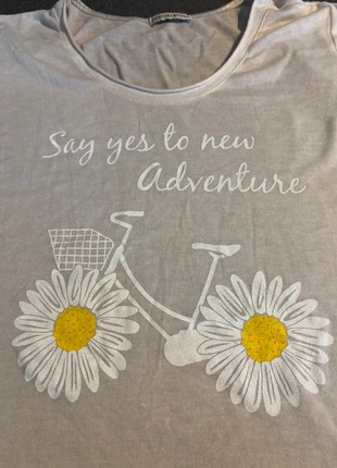 T-shirt beige “Say yes to new adventure” fleurs et vélo – Made in Italy, marque: Vintage Dressing, état: Bon état, taille: L / 40 / 12, 3,50 €, 4,38 € Protection acheteurs incluse