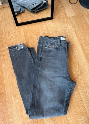 Vaquero Levi’s 721 skinny tiro alto W29/L30 gris con rotos Altered, marca: Levi's, estado: Muy bueno, tamaño: M / 38 / 10, 28,00 €, 30,10 € Protección al comprador incluida