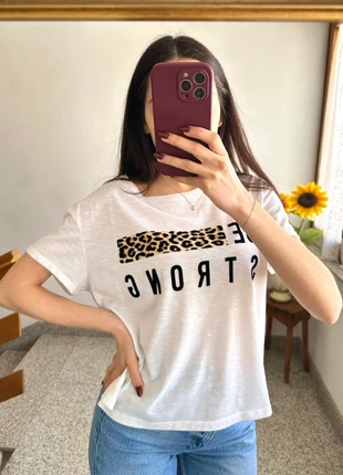 T-shirt bianca Zara con stampa / T-shirt blanc à manches courtes avec imprimé, brand: Zara, condizioni: Nuovo senza cartellino, taglia: M / IT 42 / EU 38, €6.00, €7.00 include la Protezione acquisti