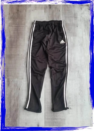 Pantalon de jogging Adidas noir avec fermeture éclair en bas taille 11/12 ans, marque: adidas, état: Bon état, taille: 12 ans / 152 cm, 6,00 €, 7,00 € Protection acheteurs incluse