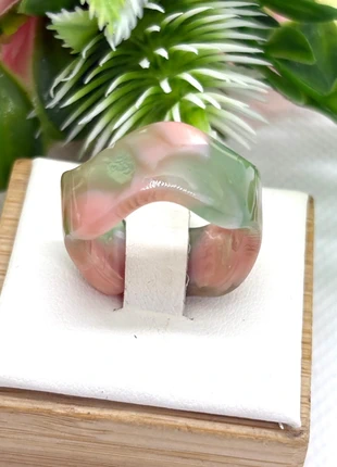 Bague wavy en résine vert et rose pastel – Taille 52, staat: Heel goed, maat: 51.8 mm / 16.5 mm Ø, € 5,00, € 5,95 inclusief Kopersbescherming Pro