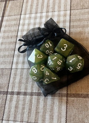 Set dadi D&D verde salvia bianco, marca: D&D, estado: Novo sem etiquetas, €6.00, €7.00 inclui Proteção do Comprador