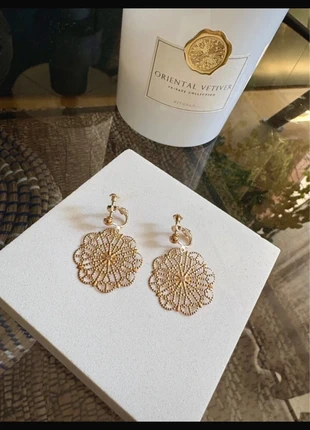 Magnifiques clips d’oreilles dorés ajourés – look chic et vintage, marque: Clips, état: Neuf sans étiquette, 7,00 €, 8,05 € Protection acheteurs incluse