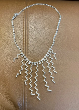 Collana con strass e pendenti colore argento, merk: Yunkai, staat: Heel goed, € 3,00, € 3,85 inclusief Kopersbescherming