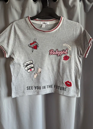 T-shirt gris chiné avec impressions et broderies rouges noires et blanches Jennyfer, marque: Jennyfer, état: Très bon état, taille: S, 1,80 €, 2,59 € Protection acheteurs incluse