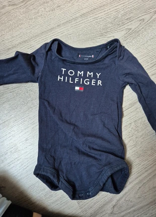 Romper, brand: Tommy Hilfiger, condizioni: Ottime, taglia: 6-9 mesi / 68 cm, €2.00, €2.80 include la Protezione acquisti