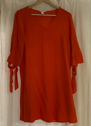 Orange klänning med knytärmar, brand: H&M, condizioni: Ottime, taglia: M / IT 42 / EU 38, €15.00, €16.45 include la Protezione acquisti