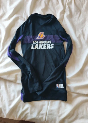 Haut sport Lakers NBA, marca: Decathlon, estado: Muy bueno, tamaño: 5 años / 110 cm, 5,00 €, 5,95 € Protección al comprador incluida