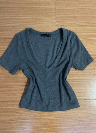 Basic Grey Tee with V-Neckline, marca: Stradivarius, estado: Novo sem etiquetas, tamanho: XS / 34 / 6, €8.50, €9.63 inclui Proteção do Comprador