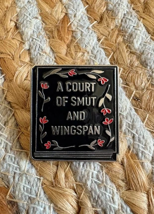 Pins A court of smut and wingspan, staat: Heel goed, € 4,00, € 4,90 inclusief Kopersbescherming Pro