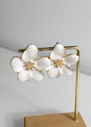 Gold white flower stud earrings, condition: Very good, £8.00, £9.10 includes Buyer Protection Pro