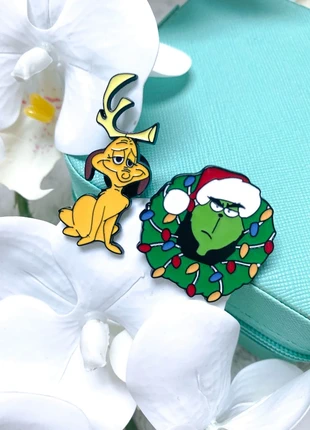 The Grinch 🪀 | Lot de 2 Pins Grinch & Max le Chien, marque: The Grinch, état: Neuf sans étiquette, 7,99 €, 9,09 € Protection acheteurs incluse