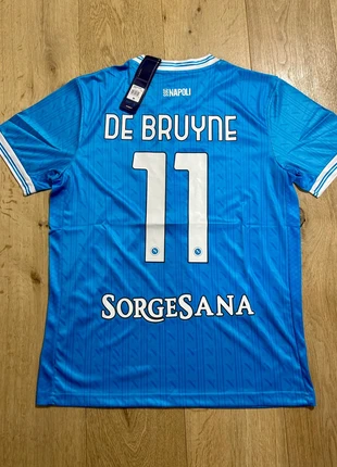 Napoli Kevin De Bruyne 11 Home Jersey 25/26 – Maglia da Calcio Nuova con Cartellino, marke: Emporio Armani, zustand: Neu, mit Etikett, größe: M, 25,00 €, 26,95 € inklusive Vinted-Käuferschutz