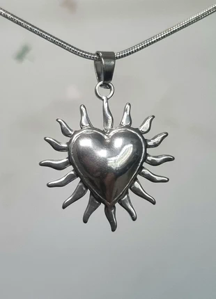Zilverkleurige ketting zon hart ● Stainlesssteel, staat: Heel goed, € 4,95, € 5,90 inclusief Kopersbescherming Pro