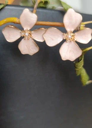 Tres belle boucles d'oreilles nude poudree nacree, état: Neuf sans étiquette, 6,00 €, 7,00 € Protection acheteurs incluse