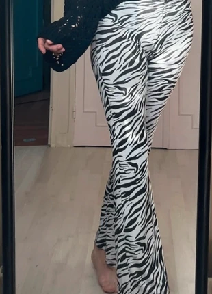 Pantalon zèbre Bershka, merk: Bershka, staat: Heel goed, maat: S / 36 / 8, € 4,00, € 4,90 inclusief Kopersbescherming