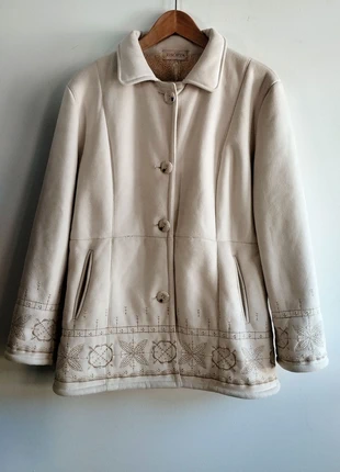 Abrigo - Chaquetón Blanco Roto de Simil Piel Vuelta con Borregito Dentro y Bordados., marca: risorta, estado: Muy bueno, tamaño: 4XL / 48 / 20, 29,00 €, 30,45 € Protección al comprador incluida