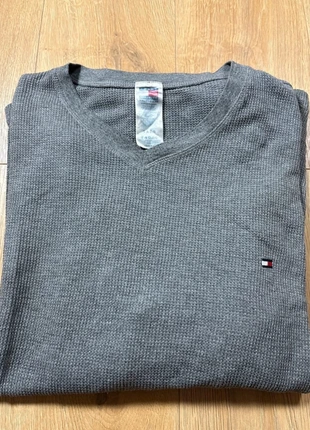 Pull Tommy Hilfiger gris XXL col V maille fine coton texturé logo brodé casual chic vintage homme, marque: Tommy Hilfiger, état: Très bon état, taille: XXL, 30,00 €, 32,20 € Protection acheteurs incluse