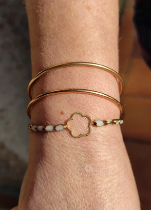 Bracelet à perles blanches et dorées et breloque fleur dorée - acier inoxydable, marque: Original, état: Très bon état, 8,50 €, 9,63 € Protection acheteurs (Pro) incluse