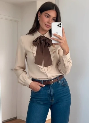 Blouse beige à volants et nœud marron, élégante et féminine vintage taille M, marke: Vintage Dressing, zustand: Sehr gut, größe: M / 38 / 10, 42,90 €, 45,75 € beinhaltet Vinted-Käuferschutz Pro