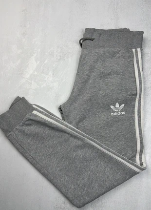 Bas de Survêtement Adidas Taille M Gris Logo Blanc Sport Casual Confortable, marque: adidas, état: Très bon état, taille: M / 38 / 10, 23,00 €, 24,85 € Protection acheteurs incluse