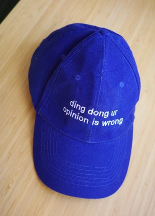 Blue cap by artist Noa Verborgh, merk: Noa Verborgh, staat: Nieuw zonder prijskaartje, maat: Universele maat, € 42,50, € 45,33 inclusief Kopersbescherming