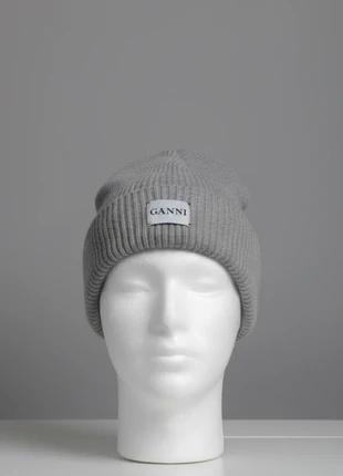 Ganni – Chic Premium Lambs Wool Grey Beanie – One Size 🌷👜, marque: Ganni, état: Très bon état, taille: Taille unique, 79,99 €, 84,69 € Protection acheteurs (Pro) incluse