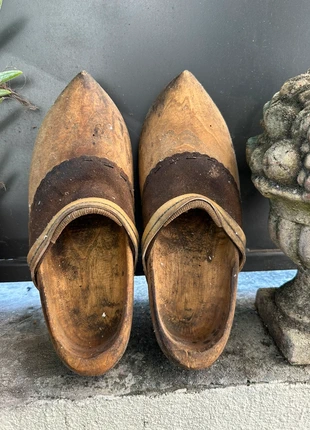 Sabots anciens en bois avec cuir – Collection ou déco vintage Vintage Wooden Clogs with Leather, marke: Collection, zustand: Sehr gut, größe: 41.5, 20,00 €, 21,70 € inklusive Vinted-Käuferschutz