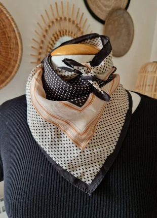 Carré foulard vintage noir / beige à pois 66x66 cm, merk: Vintage, staat: Heel goed, € 7,00, € 8,05 inclusief Kopersbescherming Pro